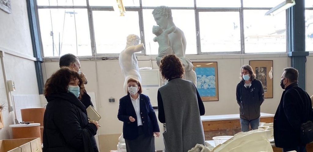 Η Λ. Μενδώνη στα εργαστήρια του ΟΔΑΠ