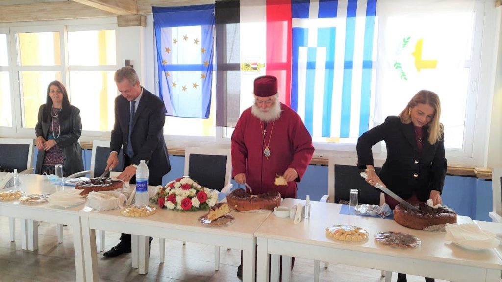 احتفل النادي البحري اليوناني في الإسكندرية بتقطيع صاحب البابا ثيودروس الثاني، بابا وبطريرك الإسكندرية وسائر أفريقيا، كعكة