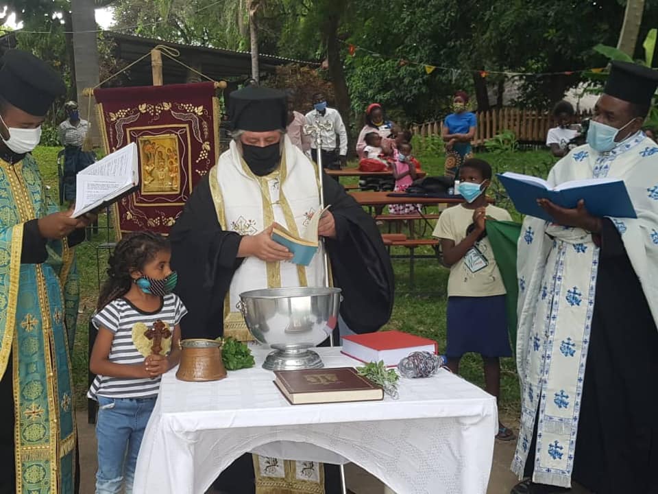 الأنبا يوانيس يتمم تقديس الماء الكبرى للمرة الأولى في زامبيا