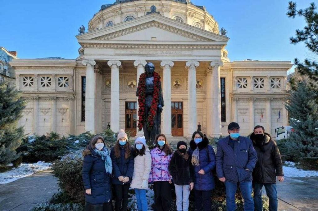 Orthodox high school students lay garland of red carnations on Eminescu’s shoulders to mark National Culture Day