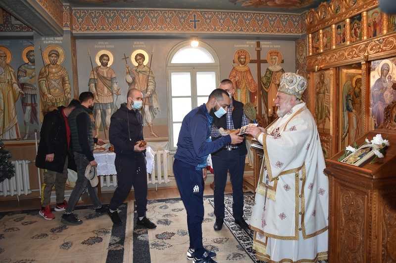 Bishop Visarion prays with inmates at Tulcea Prison