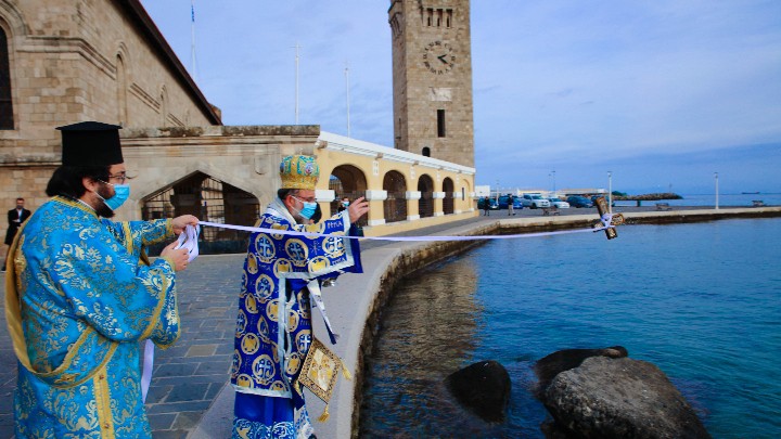 Αγιάζοντας τα ύδατα στη Ρόδο