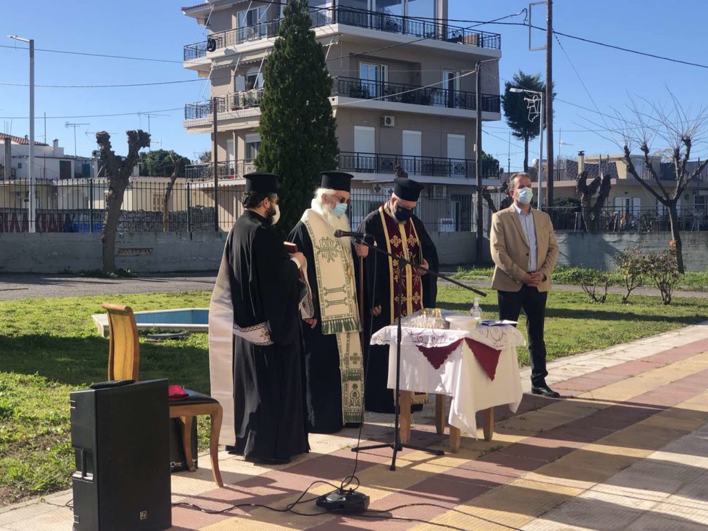 Έκοψε τη Βασιλόπιτα στη Στέγη Γερόντων ο Μητροπολίτης Θηβών