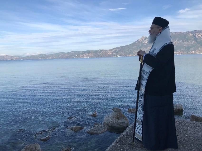 Ο Σταυρός στα νερά του Κορινθιακού Κόλπου