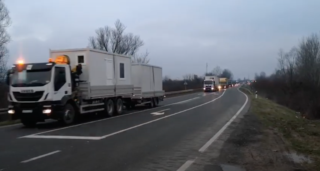 Kонвој са 12 привремених кућа кренуо ка Петрињи и Глини