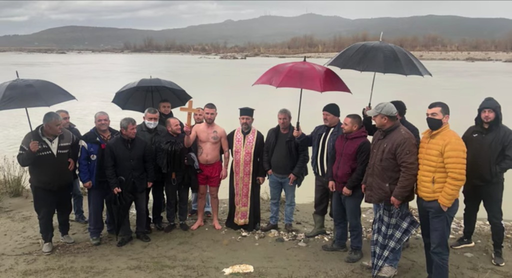 Hedhja e Kryqit në lumin Vjosë