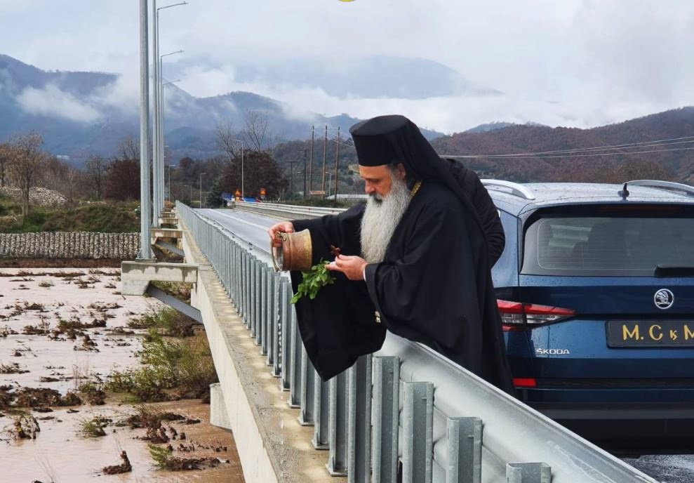 Μετέβη ιδιωτικώς στη γέφυρα της Διάβας και άγιασε τα Ύδατα