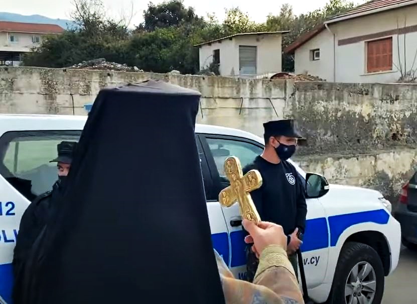 Ο Μητροπολίτης Μόρφου ευλογεί στον δρόμο για τα Ύδατα
