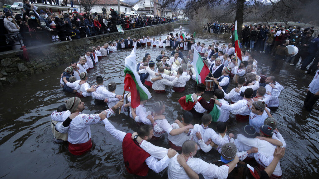 Bulgaria: Orthodox Christians ignore COVID warnings on Epiphany