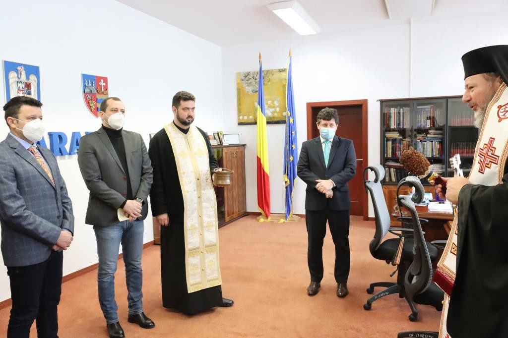 Binecuvântare cu agheasmă la Consiliul Judeţean Arad