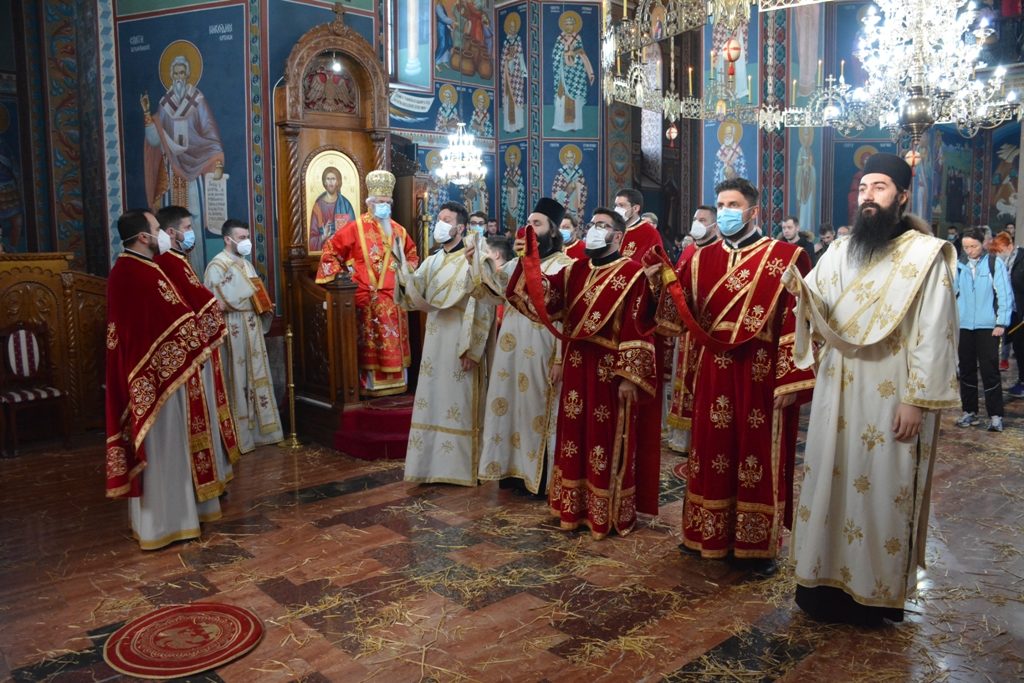 На Божић владика Јован богослужио у Крагујевцу