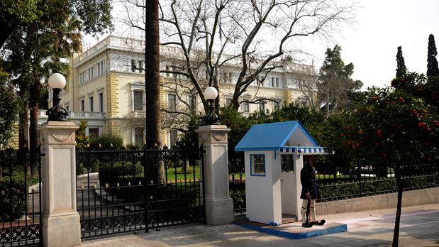 Σε τρεις ομάδες η ορκωμοσία των νέων μελών της κυβέρνησης