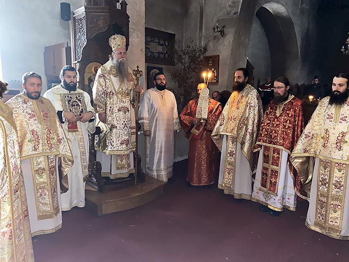 На други дан Божића Епископ Јоаникије служио у Ђурђевим Ступовима