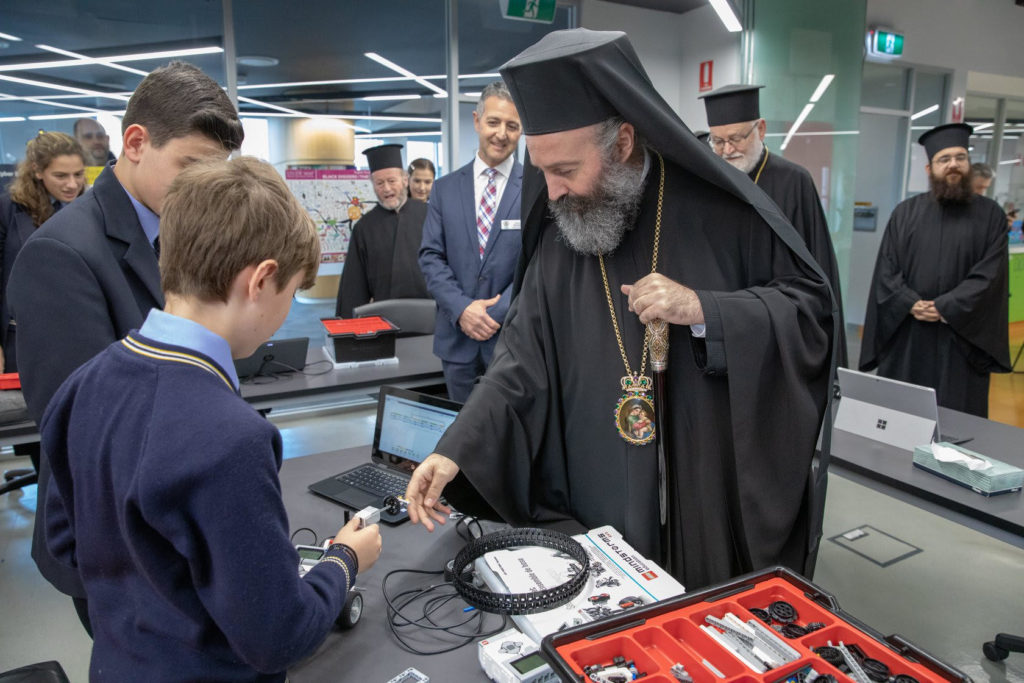 O Αρχιεπ. Αυστραλίας στηρίζει την ελληνική παιδεία