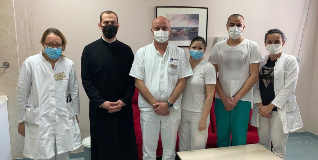 Братство храма Васкрсења Христовог у божићној радости са дежурнима у Ваљевској болници