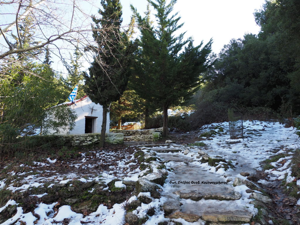 Το χιονισμένο Παρεκκλήσιο του Αγίου Λουκά του Ευαγγελιστού