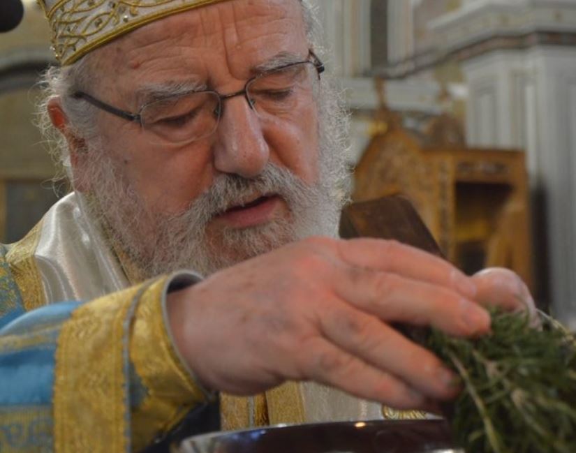 Ο Άγιος προέτρεπε να πίνουν πολύ Αγιασμό και να βρέχουν το κεφάλι τους