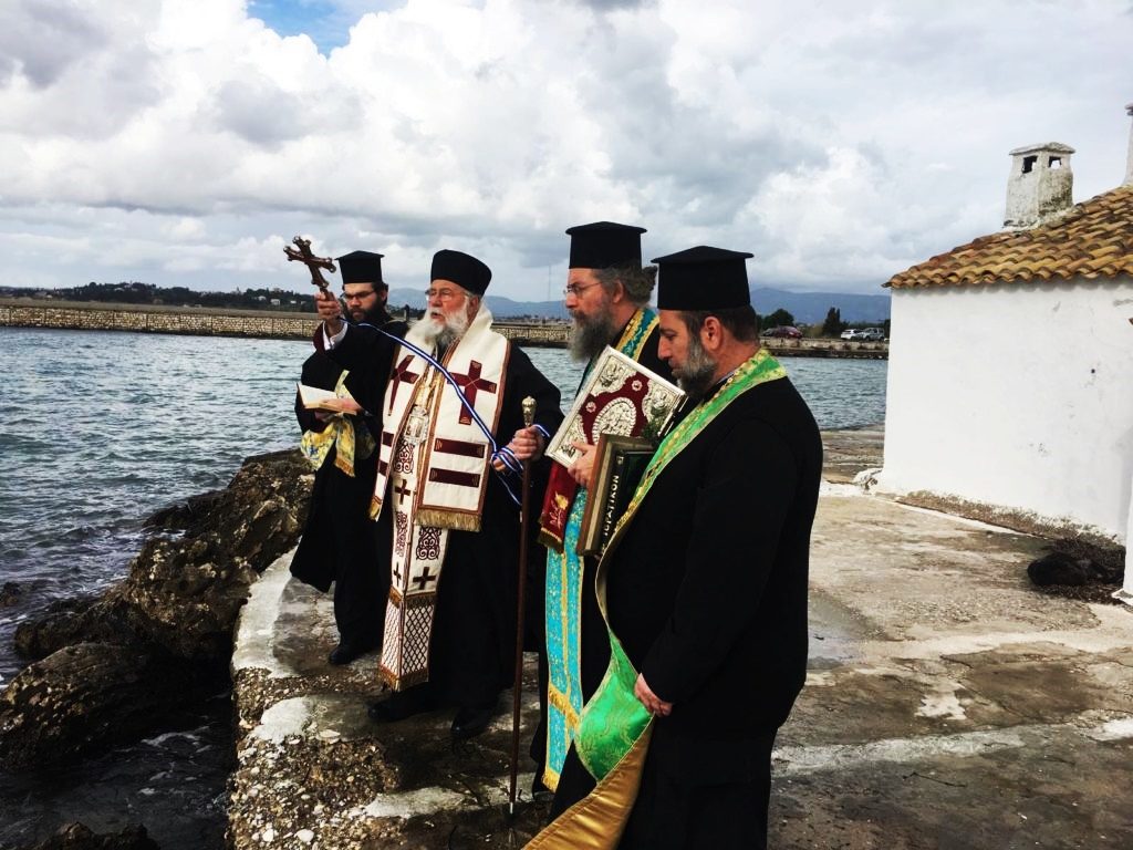 Βγήκε και άγιασε τα Ύδατα ο Μητροπολίτης Κερκύρας