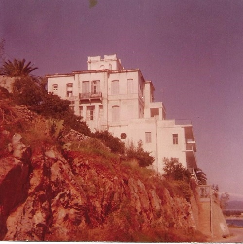 Μία παλαιά φωτογραφία του Επισκοπείου Μάνης