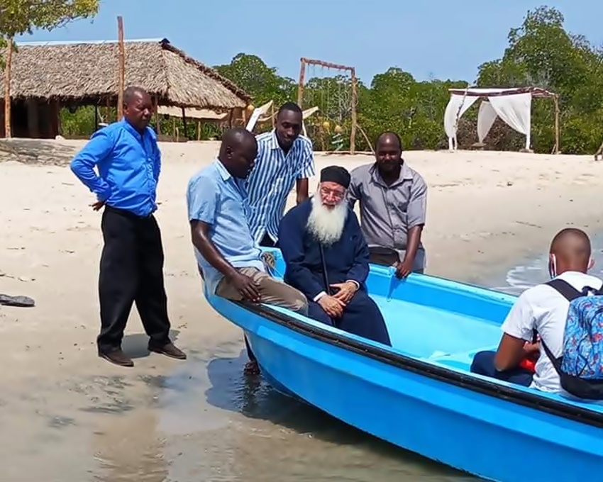Ευλόγησε τα νερά στον Ινδικό Ωκεανό (ΦΩΤΟ)