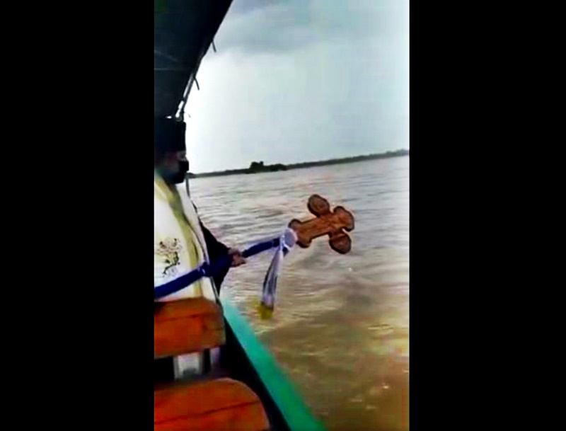 Η ΦΩΤΟΓΡΑΦΙΑ ΤΗΣ ΗΜΕΡΑΣ: Αγιάζοντας τον Ζαμβέζη ποταμό