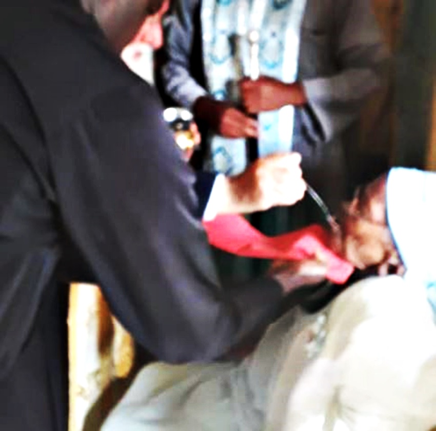 Η Θεία Κοινωνία σε μία ευλαβή γυναίκα 106 ετών