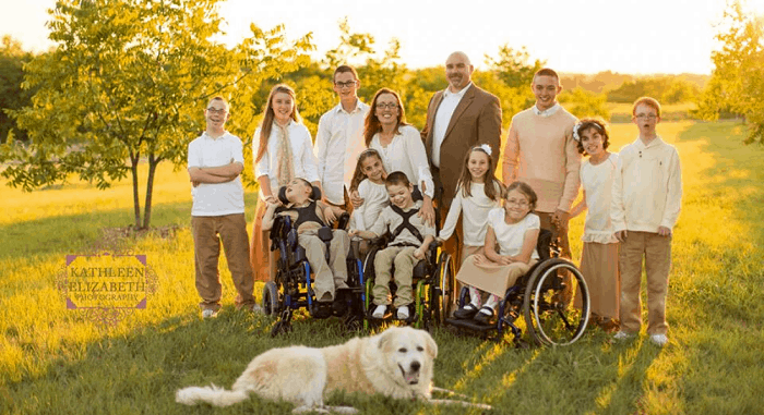 Έχουν υιοθετήσει εννέα παιδιά με ειδικές ανάγκες