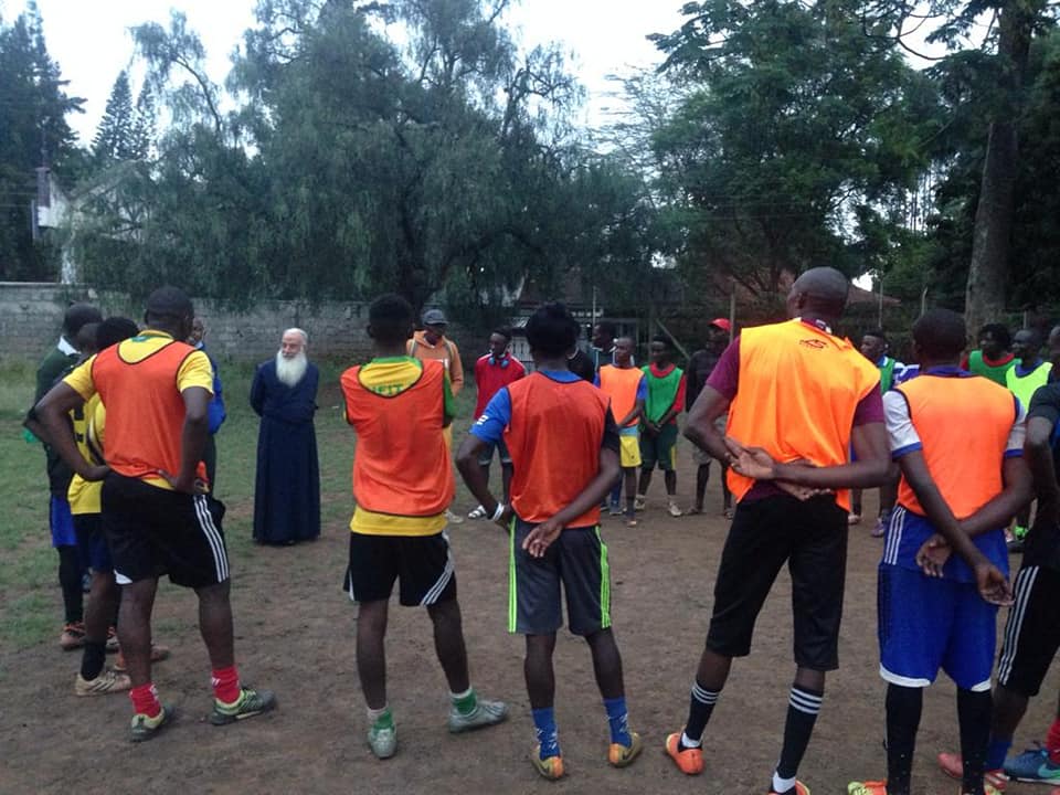 Η ΦΩΤΟΓΡΑΦΙΑ ΤΗΣ ΗΜΕΡΑΣ: Ο δεσπότης ευλογεί την προπόνηση