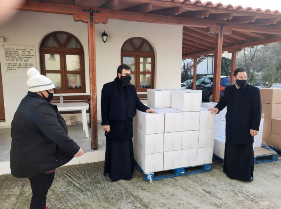 Διανομή δεμάτων αγάπης από την Μητρόπολη Μαρωνείας