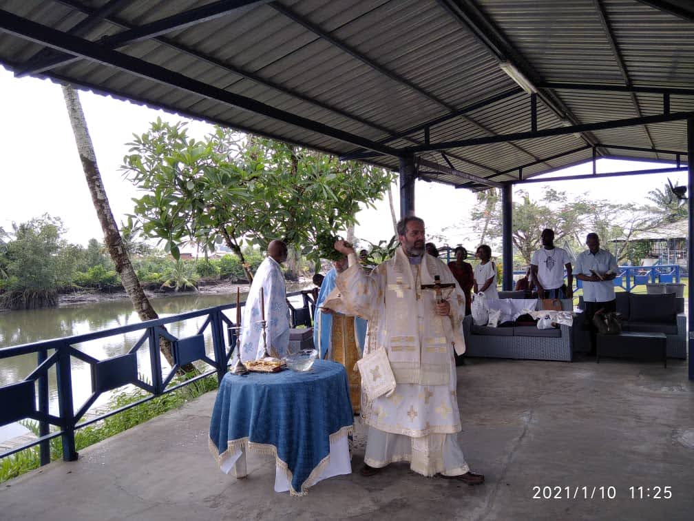 Αγιάζοντας τα ύδατα στο Καμερούν (ΦΩΤΟ)