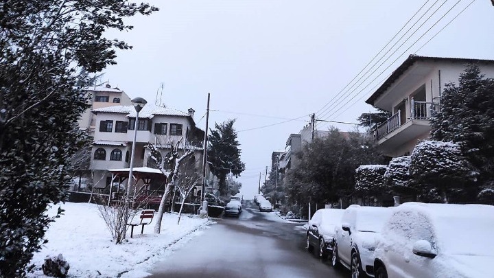Συνεχίζεται χωρίς ιδιαίτερα προβλήματα η χιονόπτωση