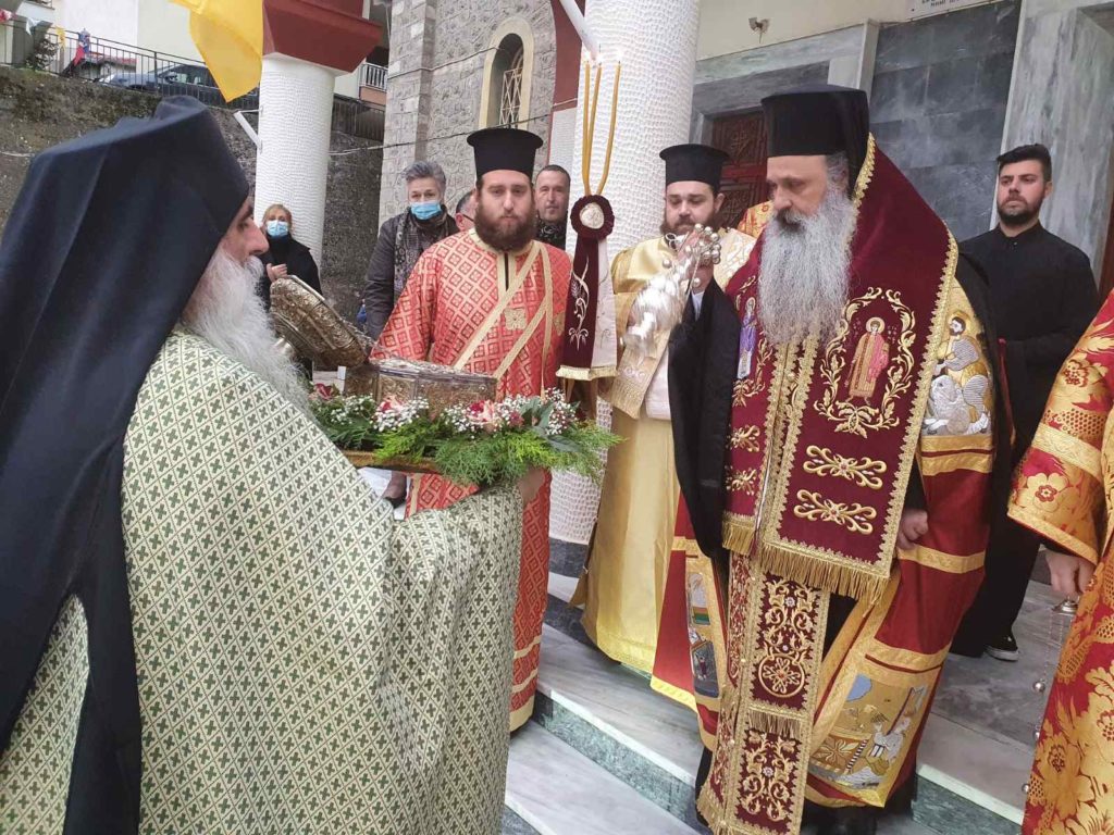 Οι πιστοί προσκύνησαν την Τιμία Κάρα του Αγίου Χαραλάμπους στην Καλαμπάκα