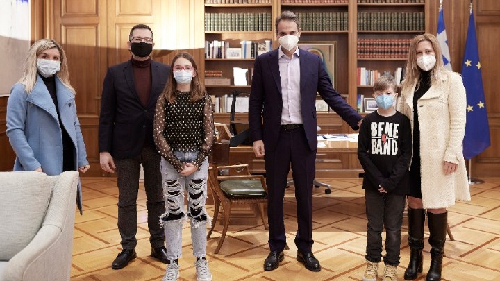 Συναντήθηκε με παιδιά που νίκησαν τον καρκίνο ο πρωθυπουργός