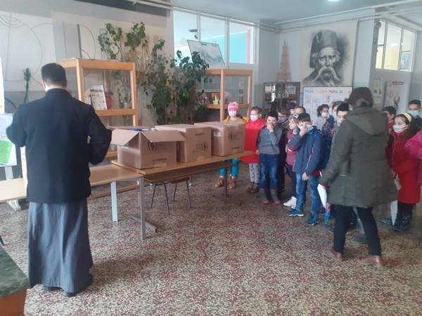 Обрадовани доњомилановачки малишани