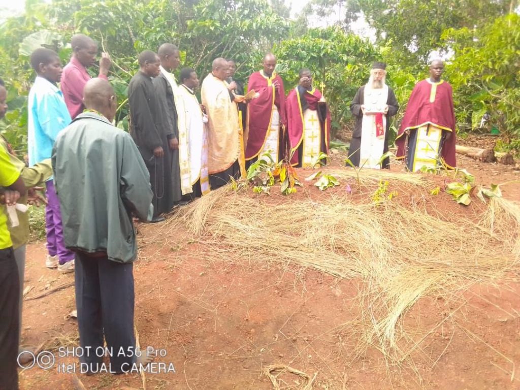 Οι νεκροί στις αυλές των σπιτιών τους…