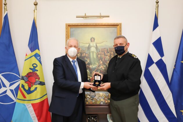 Στην Αρχηγό ΓΕΕΘΑ,  Πρόεδρος και Εισαγγελέας του Αναθεωρητικού Δικαστηρίου