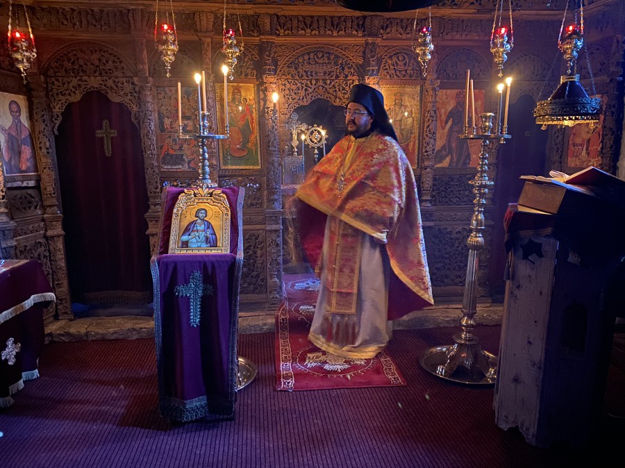 Με αρχιερατική Θεία Λειτουργία τίμησαν τον Καθηγούμενο της Μονής Πετρίλου