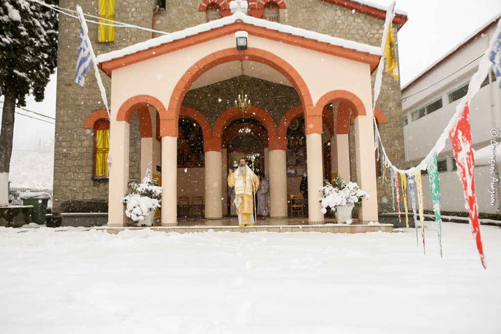 Ανέκαμψε τη χιονόπτωση και τέλεσε και γάμο και μνημόσυνο!