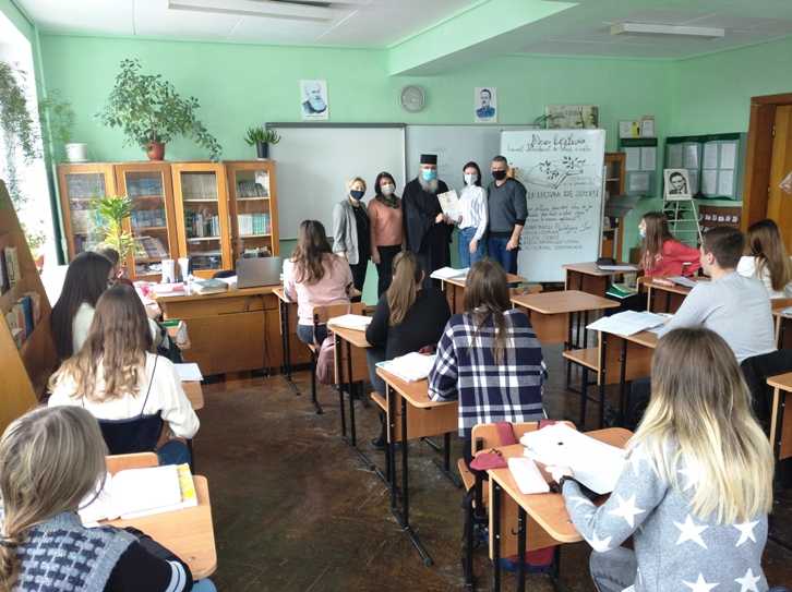 Episcopul Antonie a oferit burse „Mecena Vasile Stroescu” pentru trei elevi de top