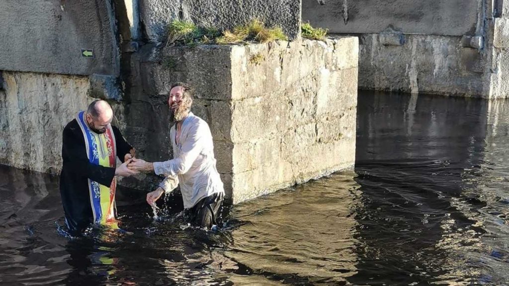 Σημαντικός Άγγλος συγγραφέας βαπτίστηκε Ορθόδοξος