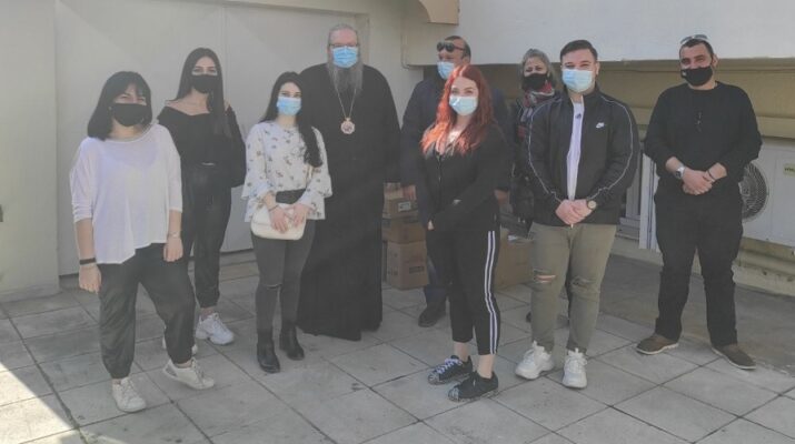 Ομάδα νέων δώρισε τρόφιμα στην Ι. Μητρόπολη Λαρίσης