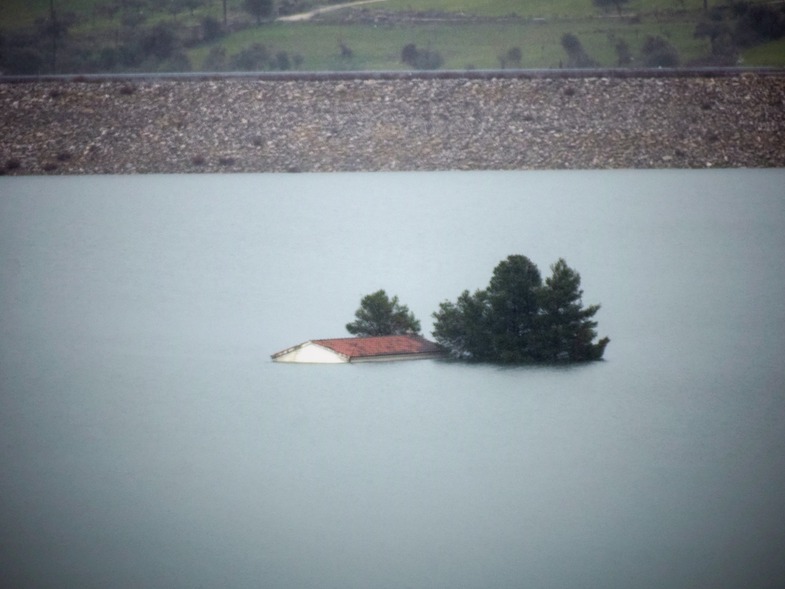 Το νερό κάλυψε τους Αγίους Θεοδώρους