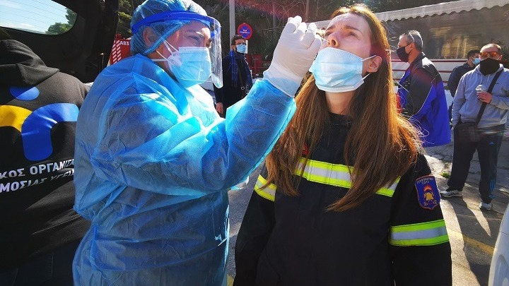 Κορωνοϊός: 1460 κρούσματα, 325 διασωληνωμένοι