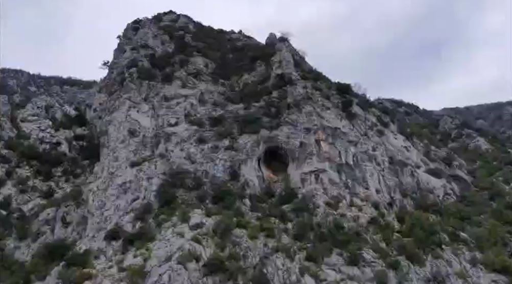 Kisha në shpellën e fshatit Koshorisht gëzon statusin e monumentit të kulturës dhe të natyrës