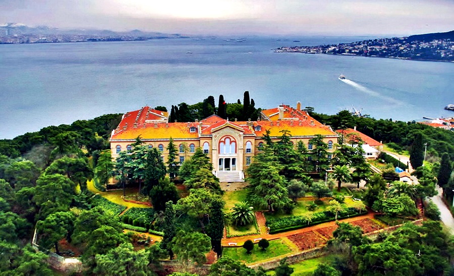 Άγιος Φώτιος ο Μέγας: Πανηγυρίζει η Ιερά Μονή Αγίας Τριάδος Χάλκης – Τον προστάτη της τιμά η Ιερά Σύνοδος