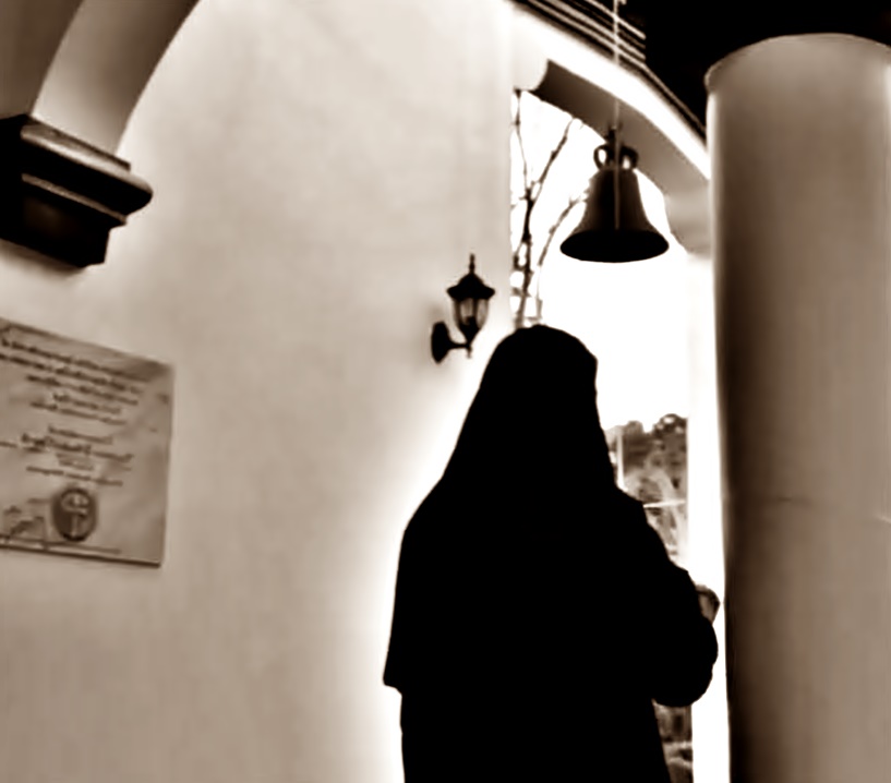 Μία μοναχή σημαίνη την καμπάνα στο Μασμπάτε (ΒΙΝΤΕΟ)