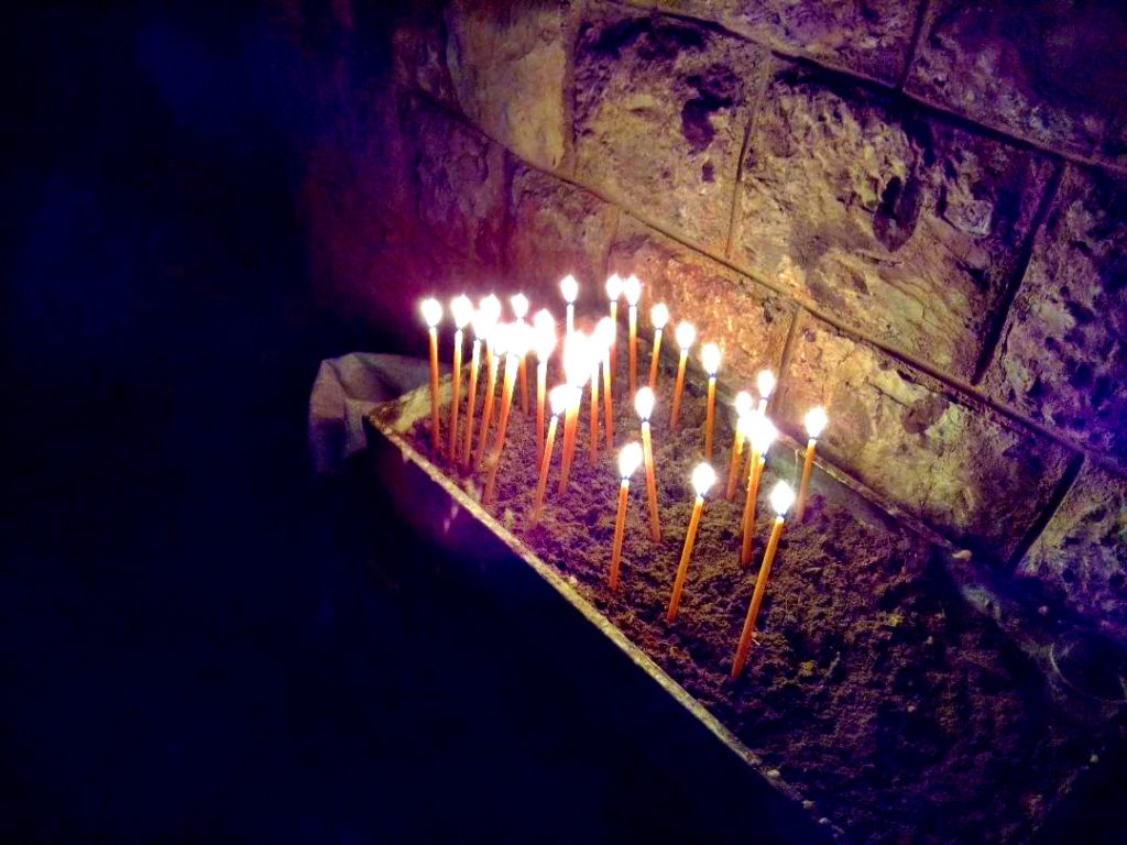 Τα χθεσινά κεράκια στην Κρύπτη της Αγίας Φιλοθέης