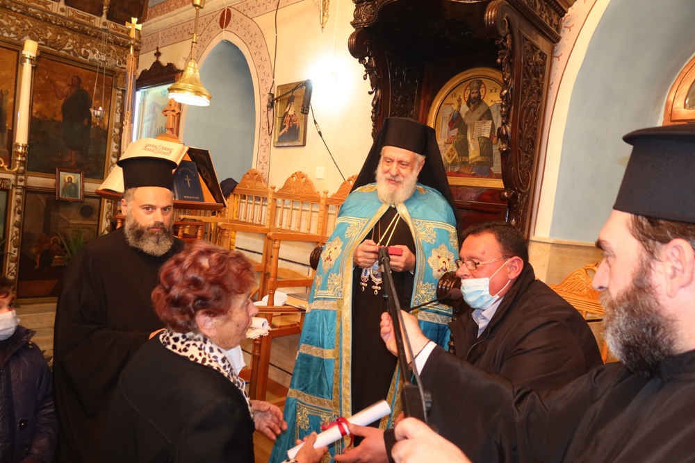 Μετάλλιο σε δύο ευσεβείς κυρίες που διακονούν τον ναό