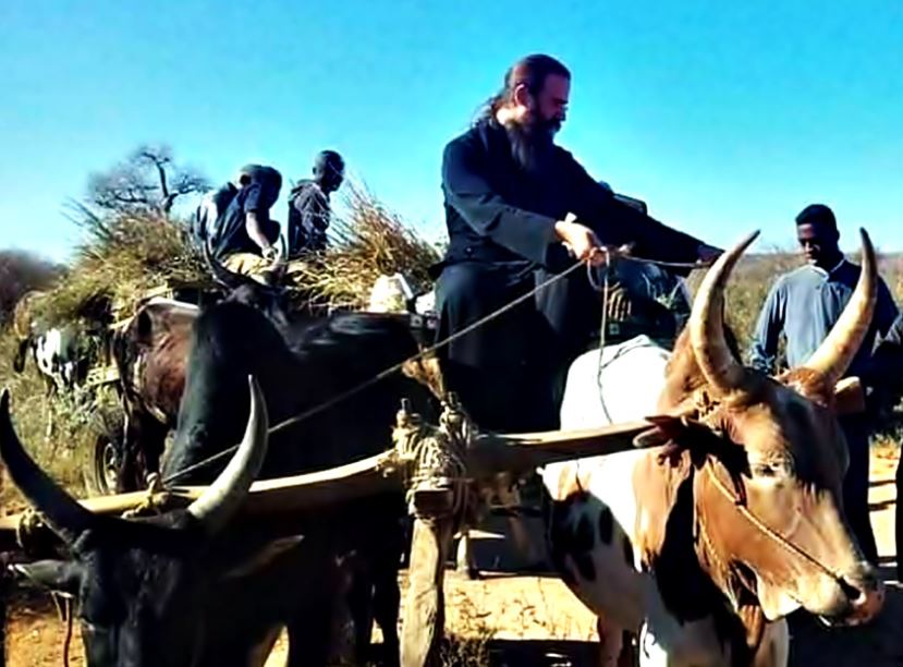 Με τις βοϊδάμαξες σε χωριά δυσπρόσιτα για τον Χριστό