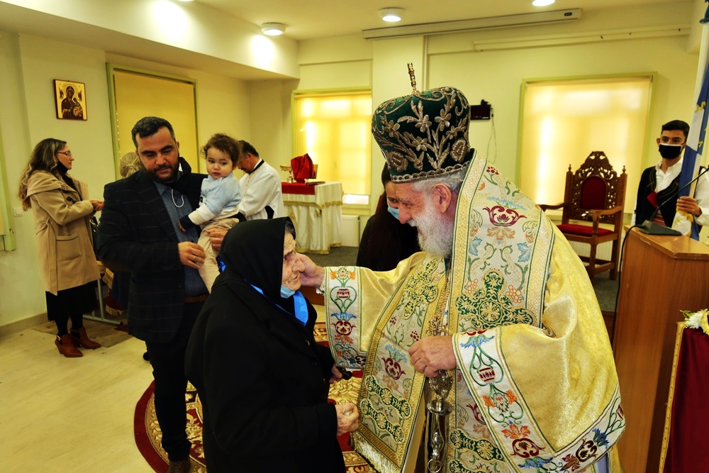 Τίμησε τη γερόντισσα που ανάβει για δεκαετίες τα κανδήλια